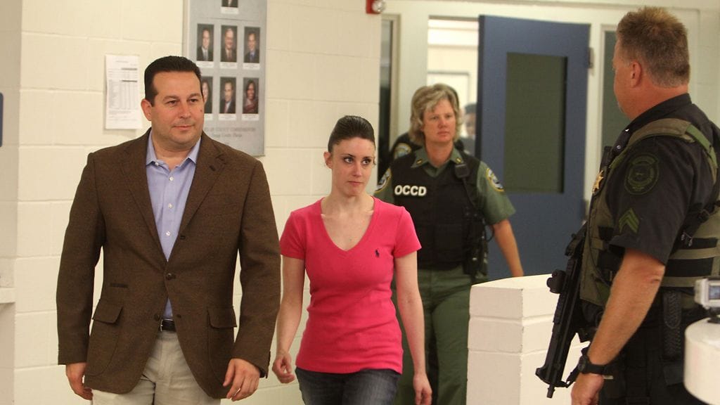 2-vuotiaan tyttärensä surmasta syytetty Casey Anthony käveli vapauteen puolustusasianajajansa kanssa 17.7.2011.