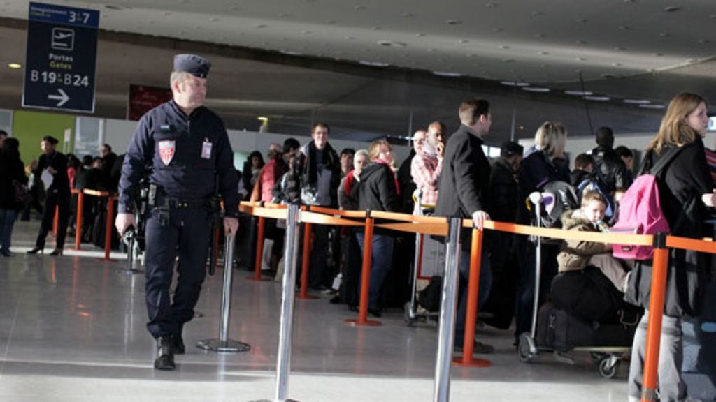 Turvatoimia tiukennettiin myös Charles de Gaullen lentokentällä Ranskassa. Kuva: EPA
