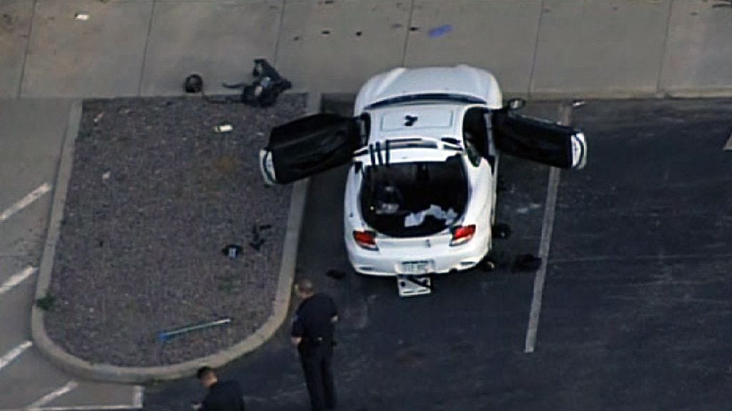 James Holmes oli pysäköinyt autonsa elokuvateatterin taakse.