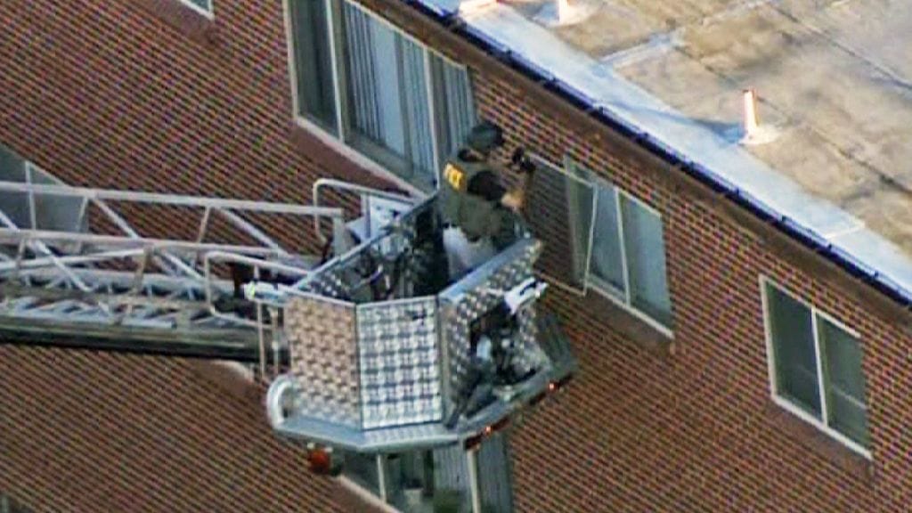 Yhdysvaltain liittovaltion poliisin FBI:n edustajat tutkivat epäillyn asuntoa.