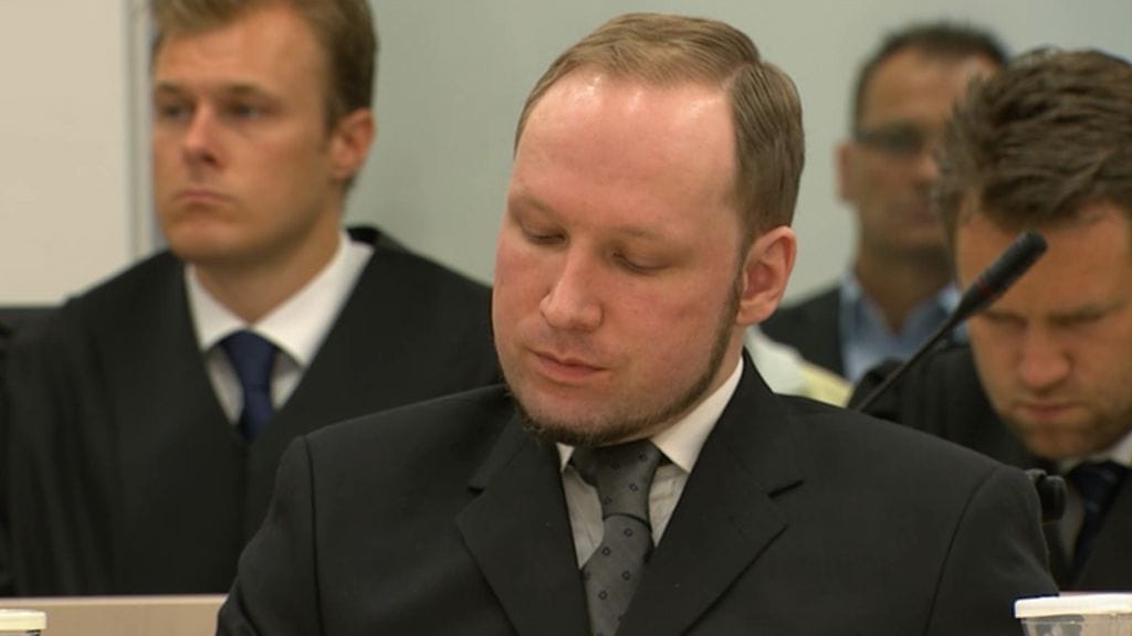 Breivik kuuntelee tuomiotaan.