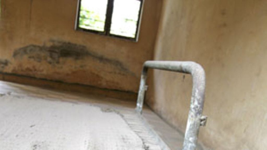 Sänky, jossa Punakhmerien hirmuhallinto kidutti kuulusteltavia.