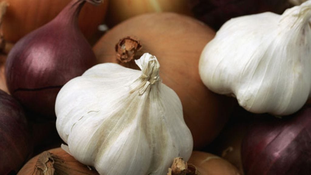 Oikeuden mukaan vanhemmat luulivat lapsensa sairastuneen flunssaan ja lääkitsivät häntä muutaman viikon ajan valkosipulilla, sipulilla ja piparjuurella. Perheen sairaanhoitajaystävä oli varoittanut vanhempia sanomalla lapsen sairastavan aivokalvontulehdusta.