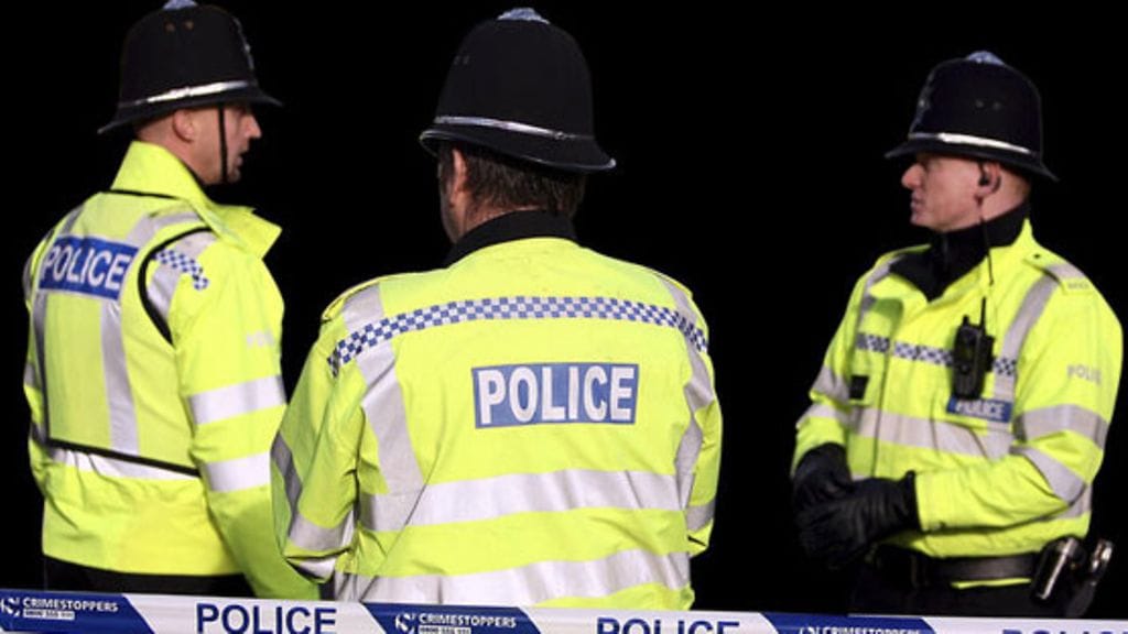 Poliisi löysi taaperon kahden ruumiin luota Keski-Engalnnissa. Kuvituskuva.