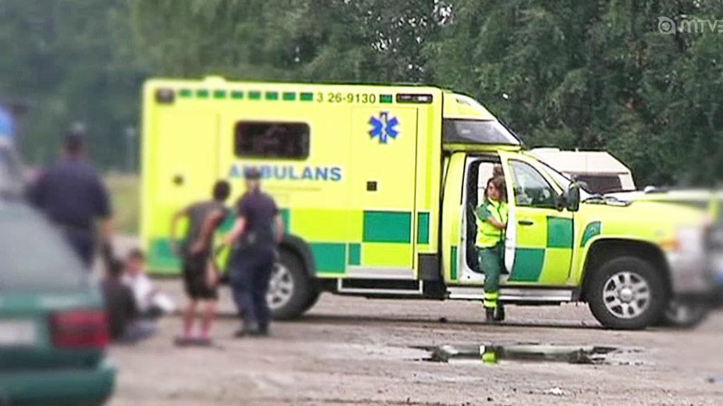 Ensihoitajat tutkivat tappelussa loukkaantuneiden marjastajien vammoja.