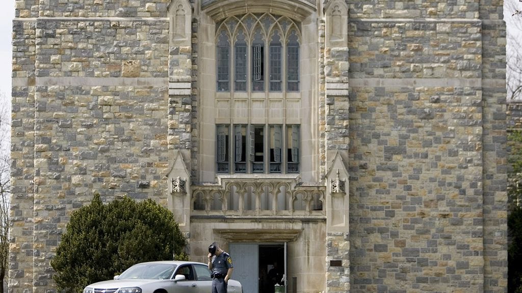 Virginia Tech -yliopisto suljettiin tänään, kun sen kampuksella ammuttiin poliisi. Myös toinen ihminen on saanut surmansa. (Kuva: EPA)