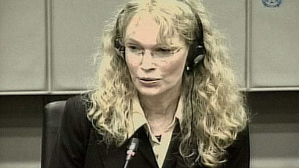 Amerikkalaisnäyttelijä Mia Farrow todisti Haagin sotarikostuomioistuimessa huippumalli Naomi Campbellille lahjoitetuista niin sanotuista veritimanteista 9.8.2010. (Kuva: EPA)