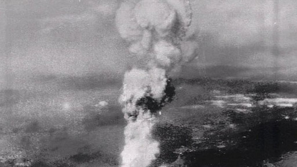 Savu leijuu Hiroshiman yllä atimipommiräjähdyksen jäljiltä 6.8.1945