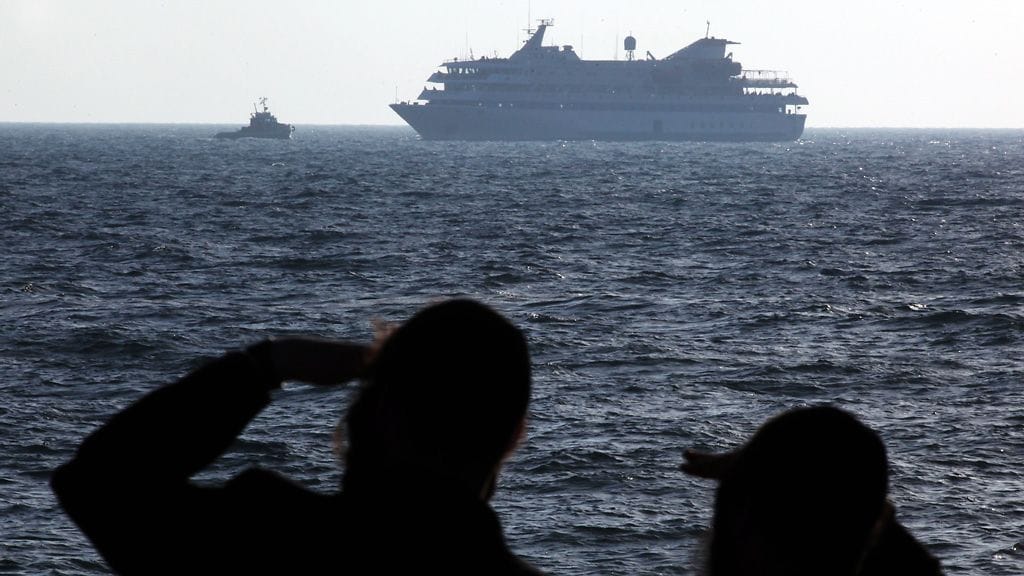 Laivan ohjaaminen on kapteenin mukaan helpompaa kuin luulisi. (EPA)