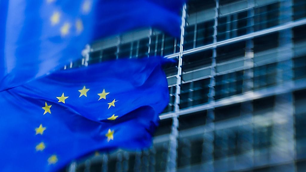 Euroopan komission mielestä Puolan tilanne herättää edelleen merkittäviä oikeusvaltioperiaatteen kannalta ongelmallisia kysymyksiä.