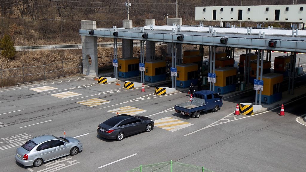 Kaesongin teollisuusalueen työntekijöitä matkalla Pohjois-Korean puolelta Etelä-Koreaan.