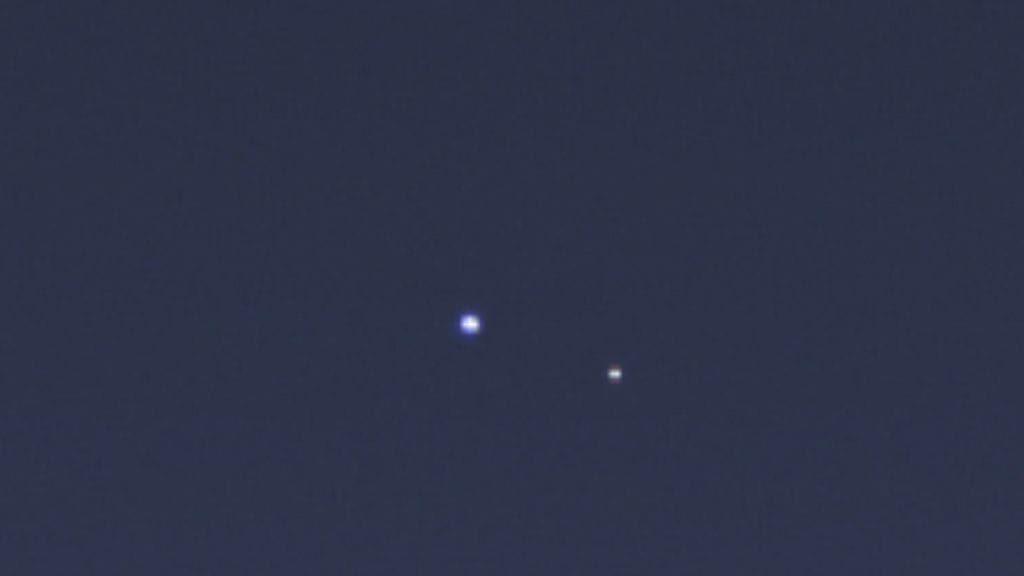 NASAn Cassini-avaruusaluksen 19. heinäkuuta 2013 ottama kuva, jossa maa ja kuu näkyvät 1,5 miljardin kilometrin päässä.