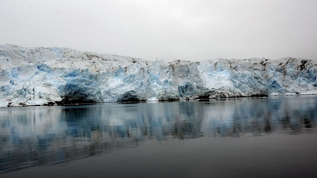 Nodenskiöldin jäätikön etureuna Huippuvuorilla, Länsimaan saarella. Jäätikkö sijaitsee Billefjordenin päässä.