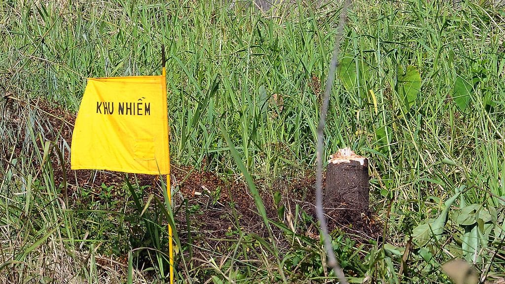 Dioksiinimyrkyistä varoittava kyltti lähellä Da Nangin lentokenttää Vietnamissa 9. heinäkuuta 2012.