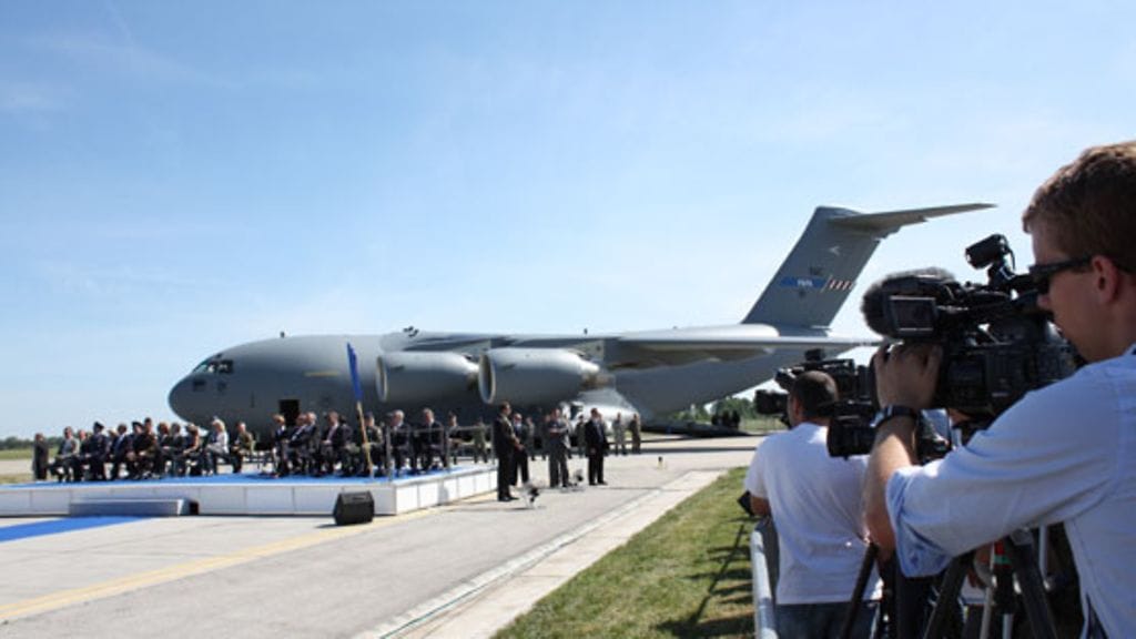 Unkarin Papassa Suomen, Ruotsin ja Nato-maiden rauhankumppanuusoperaation ja yhteisen kuljetuskoneen vihkiäiset 27.7.2009.