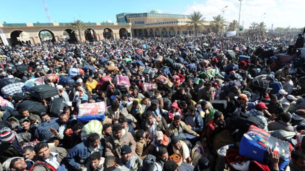 Tuhannet ihmiset pyrkivät pakoon Libyan levottomuuksia. (EPA)