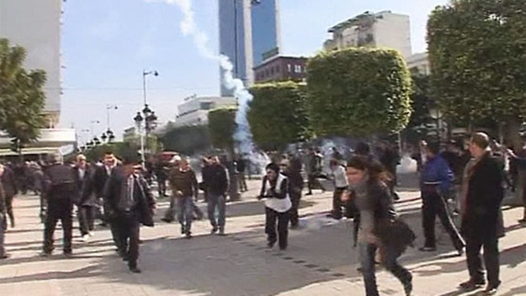 Mielenosoittajien joukkoon ammuttiin kyynelkaasua Tunisian pääkaupungissa tänään.