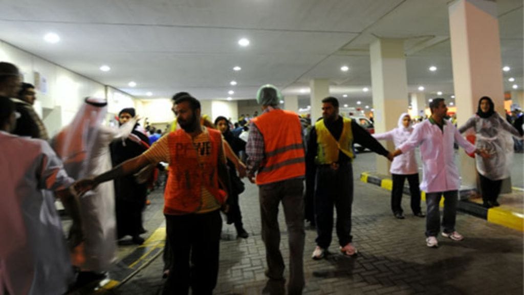 Vielä eilen Bahrainin vapaaehtoiset yrittivät suojella loukkaantuneita opposition mielenosoittajilta. Kuva: EPA