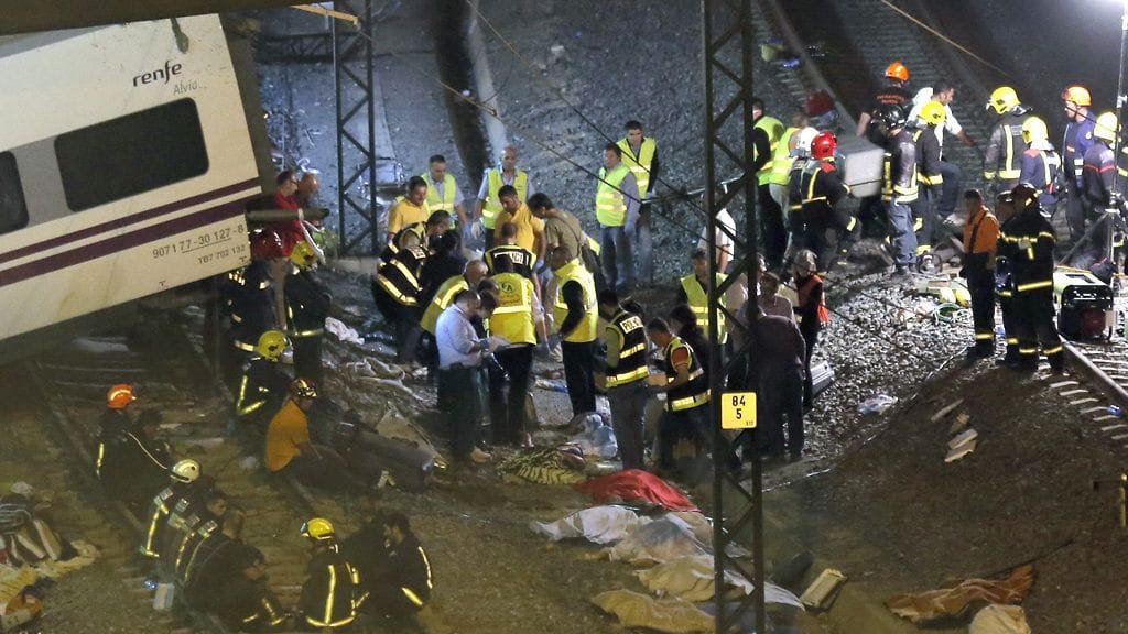 Junaturman urheja ja pelastushenkilökuntaa Pohjois-Espanjassa.