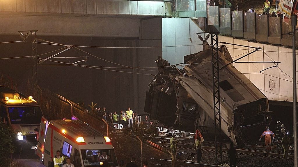 Paikalliset kertovat kuulleensa räjähdyksen ennen junan suistumista raiteilta Pohjois-Espanjassa.