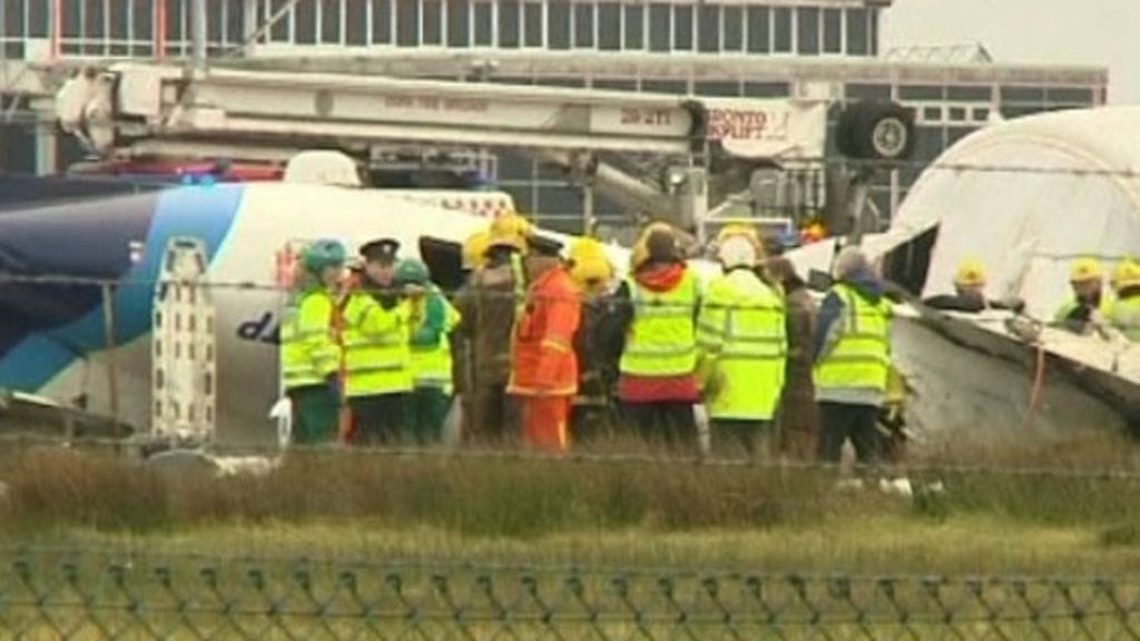 Kuusi ihmistä on kuollut ja kuusi loukkaantunut lentoturmassa Corkin lentokentällä Irlannissa.