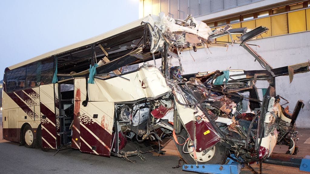 Bussin etuosa tuhoutui onnettomuudessa täysin.