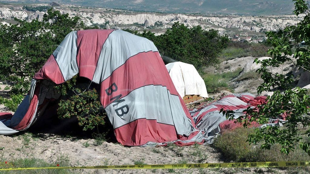Törmäyksessä vahingoittuneet kuumailmapallot Kappadokiassa Turkissa. YKsi henkilö sai surmansa onnettomuudessa.