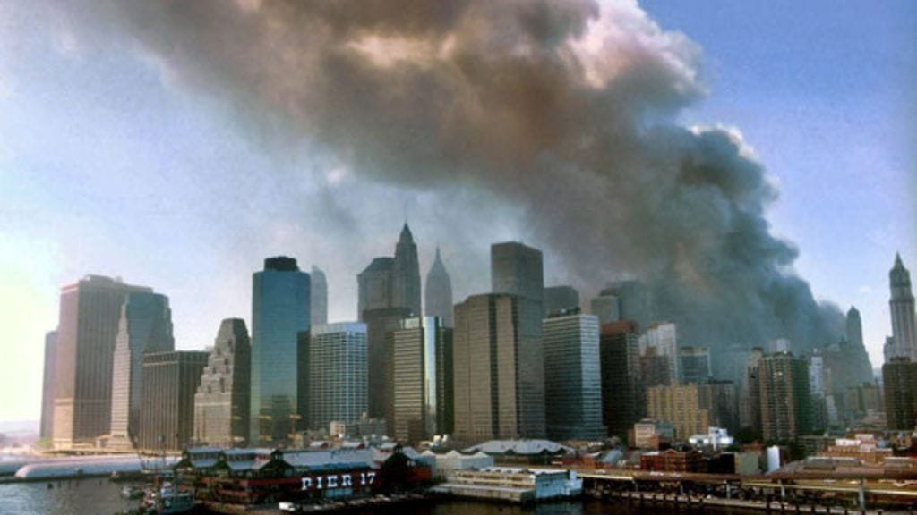 WTC-tornit tulessa terrori-iskujen jäljiltä 9.11.2001