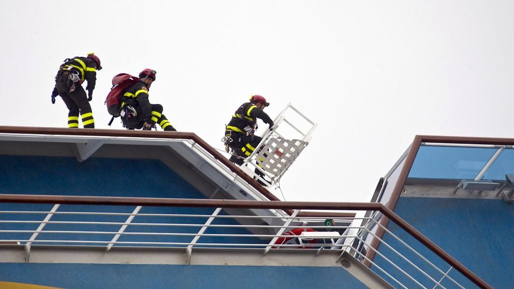 Pelastustyöntekijöitä risteilijä Costa Concordian kannella 16. tammikuuta 2012.