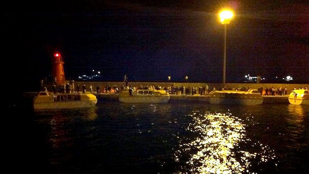 Costa Concordialta evakuoituja matkustajia tuotiin läheiselle Giglion saarelle eilisiltana. Kuva: EPA