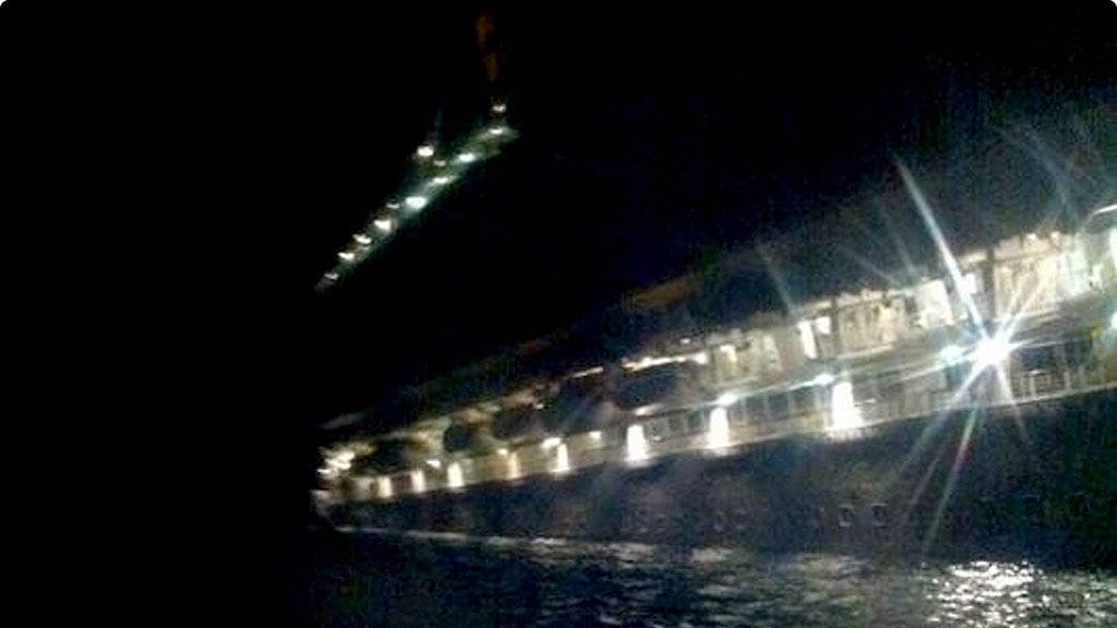 Costa Concordia kallistui voimakkaasti karilleajon seurauksena.