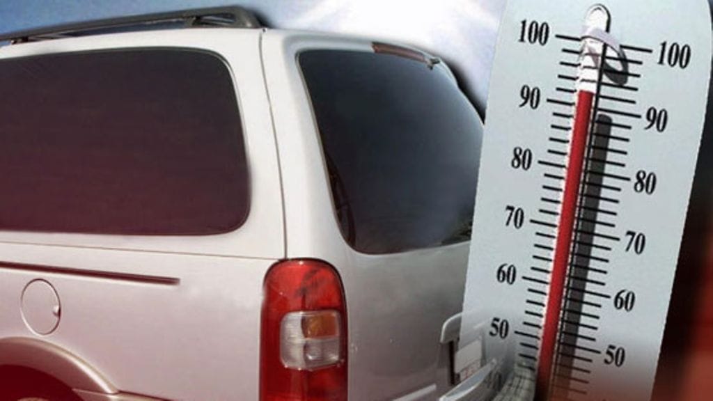 Kuumassa autossa voi uhata lämpöhalvaus. Kuvituskuva.