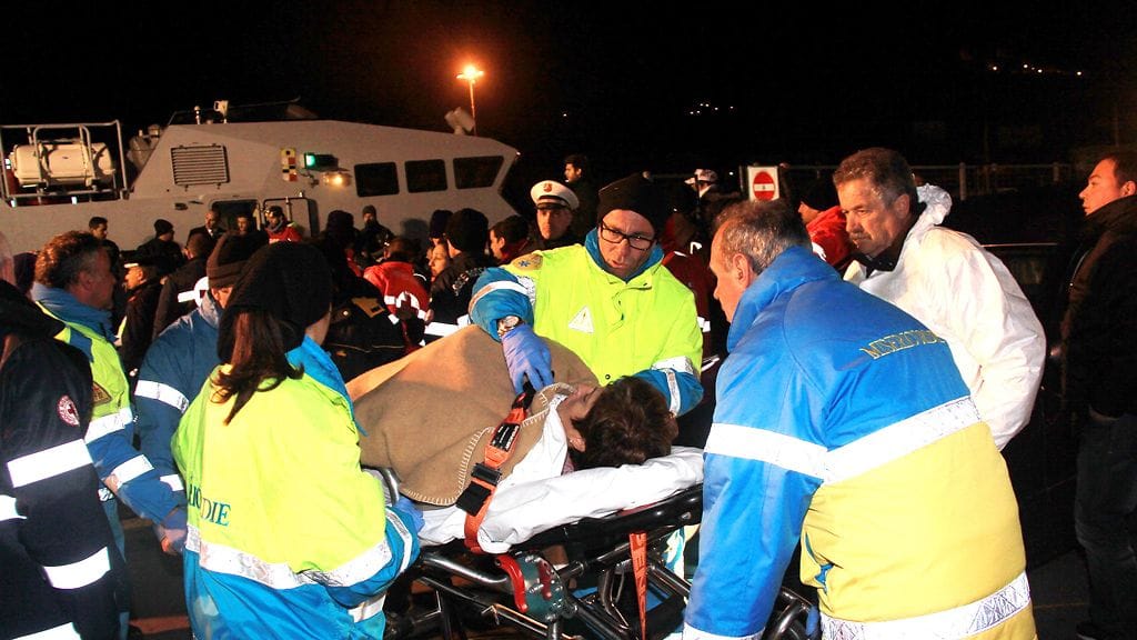 Italialaislaivan onnettomuudessa loukkaantunutta kuljetetaan hoitoon.