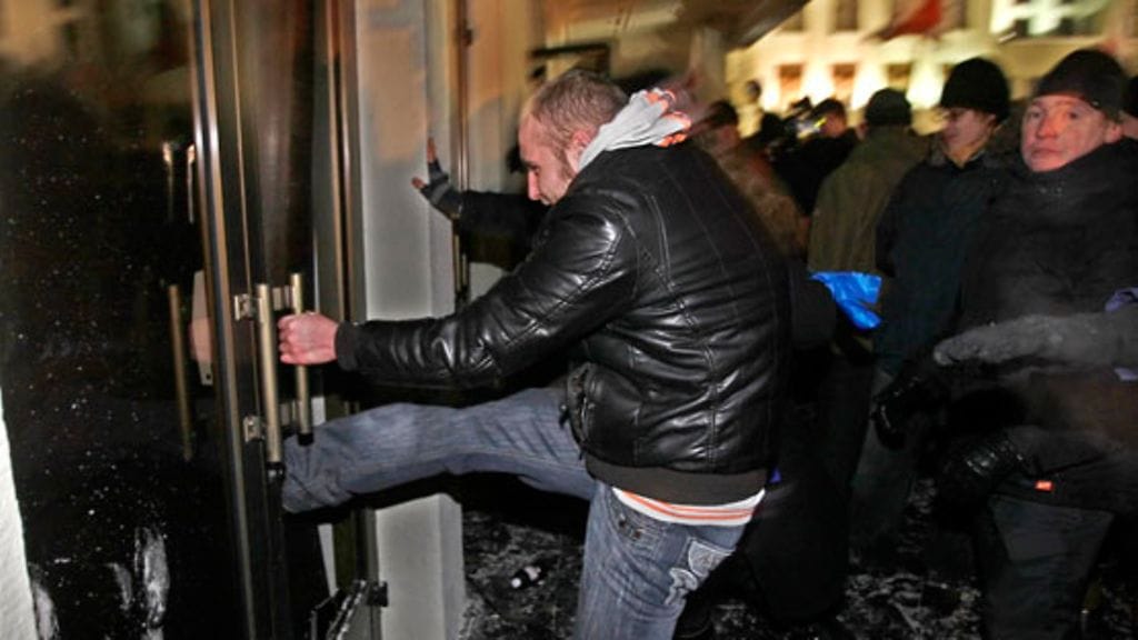 Aleksandr Lukashenkon vastaiset mielenosoitukset kärjistyivät mellakoiksi Minskissä.