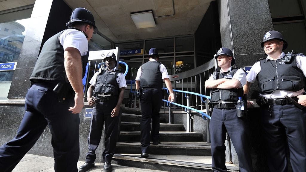 Poliisi on lisännyt partiointia keskeisillä julkisen liikenteen paikoilla. Arkistokuvaa poliiseista Lontoossa.