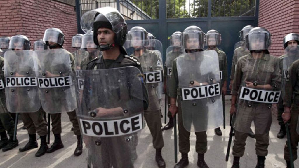 Mellakkapoliiseja Teheranissa (EPA)