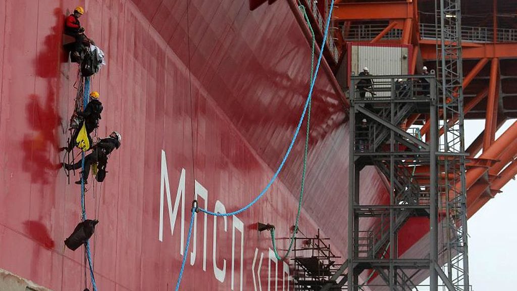 Greenpeacen aktivistit, joiden joukossa suomalaisaktivisti Sini Saarela ja Greenpeacen pääsihteeri Kumi Naidoo, nousemassa öljynporauslautta Prirazlomnajalle Petšoranmerellä. Aktivistit vastustavat öljynporausta Arktiksella.