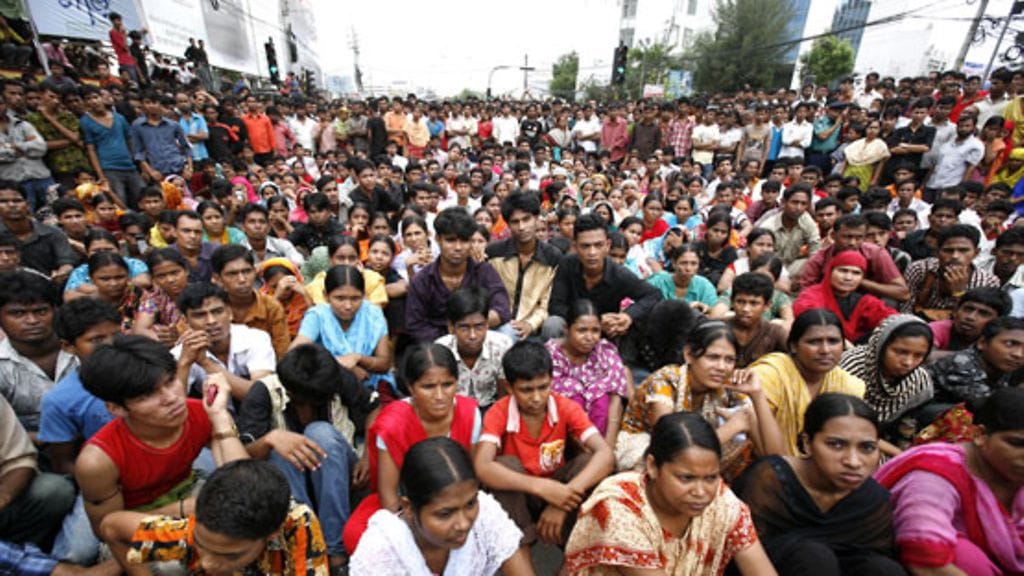 Työntekijät ovat vaatineet parempia työoloja Bangladeshin tuhoisan tehdasromahduksen jälkeen.