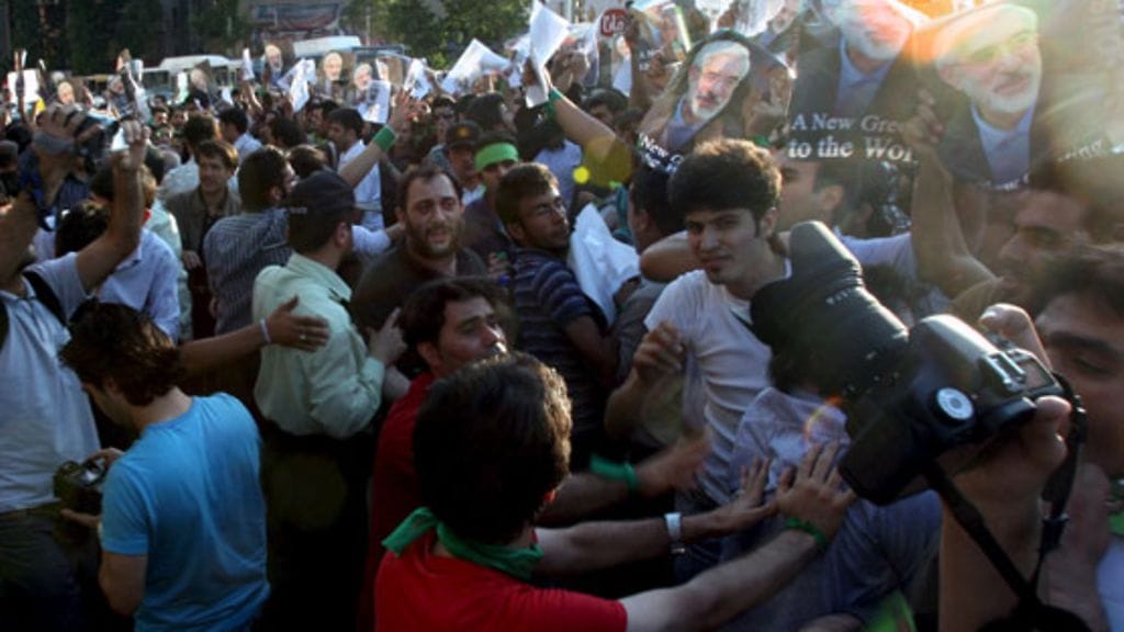 Presidentinvaalit poikivat mellakoita Teheranissa 2009 (EPA)