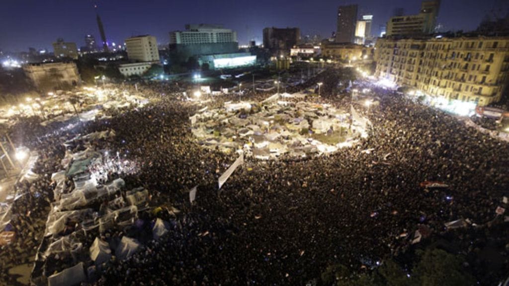 Ihmiset kokoontuvat odottamaan tietoa presidentin erosta Kairon Tahrir-aukiolle 10.2.2011. Kuva: EPA