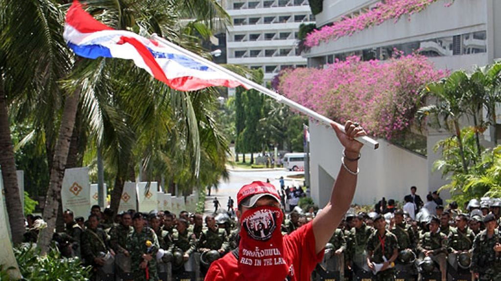 Thaimaan Pattayalla mellakoitiin 11.4.2009 (EPA)