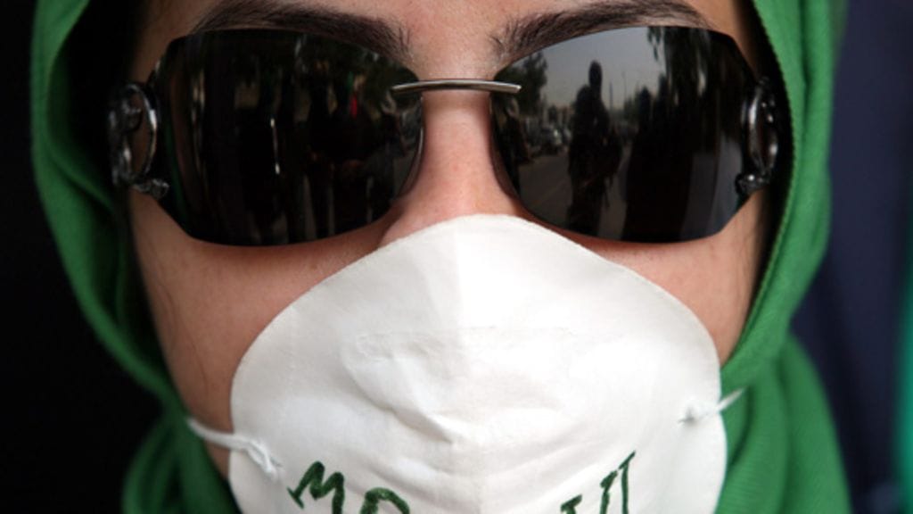 Iranin oppositiojohtajan Mirhossein Mousavin kannattaja mielnosoituksessa 18.6.2009.