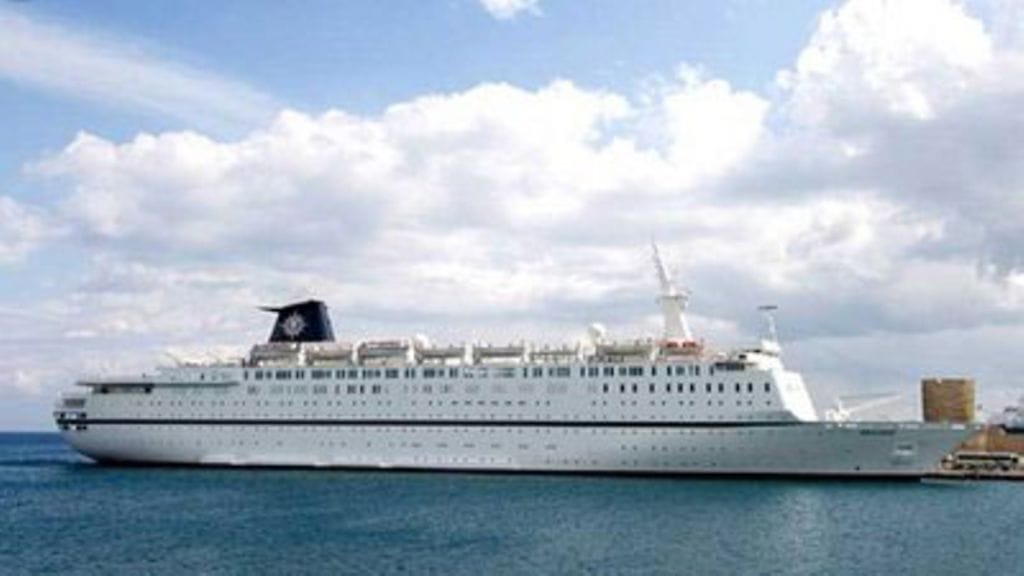 Päiväämätön kuva italialaisesta risteilyalus Melodysta kuvattuna tuntemattomassa satamassa. Laiva torjui aseellisesti merirosvojen hyökkäyksen Somalian lähellä tänään. (EPA)