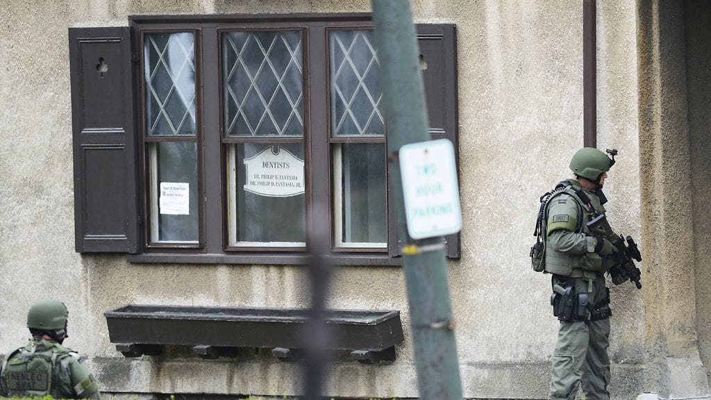 Poliisin Swat-erikoisjoukot haravoivat Watertownin asuinaluetta etsiessään Bostonin maratonpommituksista epäiltyä.