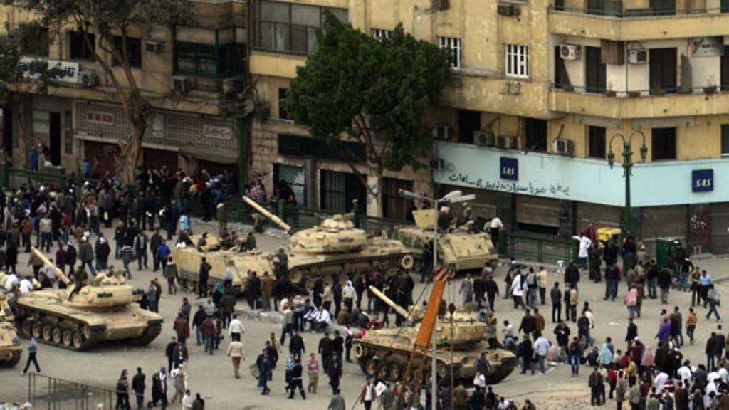 Levottomuudet Egyptin Kairossa kiihtyivät jälleen 3.2.2011. Armeijan tankit yrittivät estää mielenosoittajien kulkua Tahrir-aukiolle.