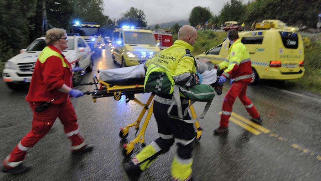 Utöyan iskussa loukkaantunutta kuljetetaan sairaalaan 22. heinäkuuta 2011.