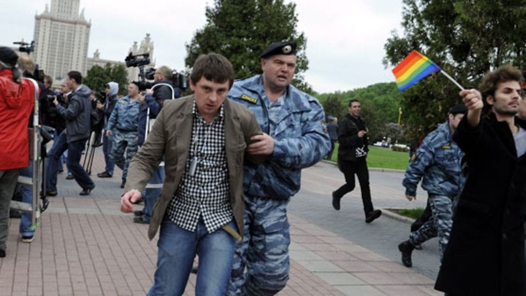 Miliisi ja Omon -joukot keskeyttivät homoseksuaalien oikeuksia tukevan Slavic Pride 2009 paraatin Moskovan yliopiston edustalla. Kuva: Lehtikuva