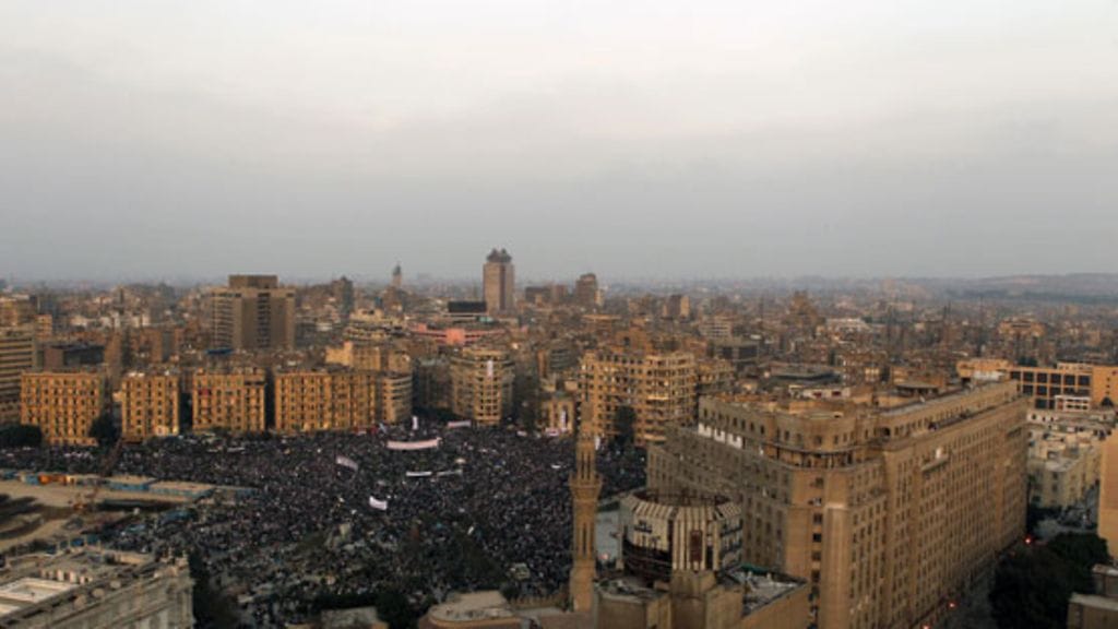 Arviolta jopa miljoona ihmistä osoitti eilen mieltään eri puolilla Egyptiä presidentti Hosni Mubarakia vastaan.