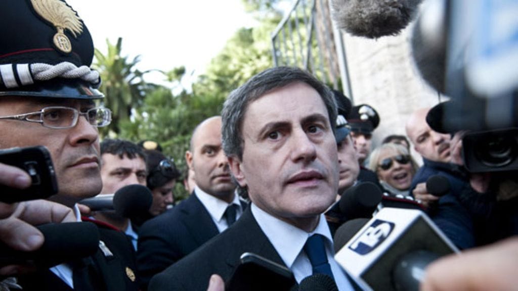 Rooman pormestari Gianni Alemanno kommentoi tiedotusvälineille lähestystöihin tehtyjä pommi-iskuja 23.12.2010