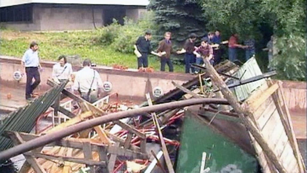 Moskovalaiset rakensivat esteitä armeijan tankkien tielle elokuun vallankaappauksen päivinä 1991.